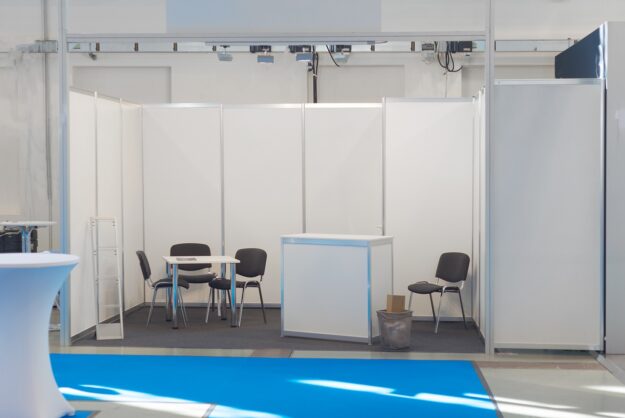 Exhibition fair show company stand booth, empty blank Modułowe stoiska targowe – elastyczność i funkcjonalność na miarę czasów